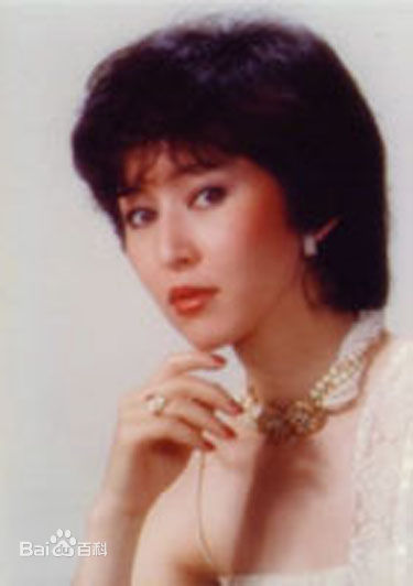 3.2张玛莉（Mary Cheung ，1952年－），祖籍江苏苏州，生于香港，毕业于香港理工大学工商管理学系。1975年6月29日当选香港小姐冠军，曾任职佳艺电视台和丽的电视台，担当过编导助理、节目司仪和演员。1980年下嫁李小龙的兄长李忠琛博士，婚后育有一子一女，但于1995年离婚。张玛莉一直致力公益慈善事业，曾获香港十大杰出青年、香港十大杰出女性及十大爱心之星等奖项.jpg