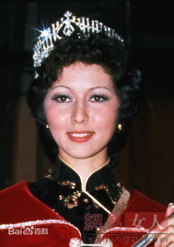 3.张玛莉（Mary Cheung ，1952年－），祖籍江苏苏州，生于香港，毕业于香港理工大学工商管理学系。1975年6月29日当选香港小姐冠军，曾任职佳艺电视台和丽的电视台，担当过编导助理、节目司仪和演员。1980年下嫁李小龙的兄长李忠琛博士.jpg