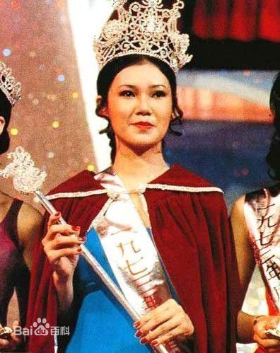 1.1 1973年，在好友周梁淑怡提名下参加首届香港小姐竞选，18岁的孙泳恩获得港姐冠军。[2]  1974年，孙泳恩前往美国求学[3]  。1975年，主持节目《节奏》《金科玉律》。[4]  1978年，参演人生中唯一的一部电影《狙击十三》。[5]  之后又回港结婚，亦曾开设公关公司。1985年至1987年，担任由历届港姐创立的慈善团体慧妍雅集会长[6]  。.jpg