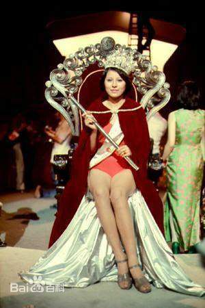 2.2张文瑛，1974年香港小姐冠军，参选前是模特儿，曾代表香港参加1973年的太平洋皇后选举，翌年当选港姐冠军后又代表香港参与了环球小姐竞选。卸任后加入TVB的宣传部工作，曾担任K-100的主持，八十年代初期下嫁当年的港姐监制曾国强。现时已离婚，曾患上红斑狼疮，但已康复。.jpg