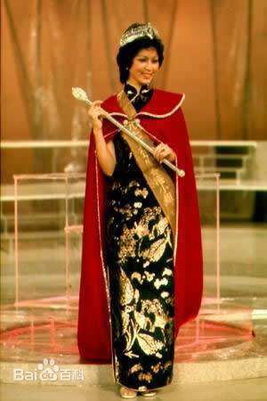 3.1张玛莉（Mary Cheung ，1952年－），祖籍江苏苏州，生于香港，毕业于香港理工大学工商管理学系。1975年6月29日当选香港小姐冠军，曾任职佳艺电视台和丽的电视台，担当过编导助理、节目司仪和演员。1980年下嫁李小龙的兄长李忠琛博士，婚后育有一子一女，但于1995年离婚。张玛莉一直致力公益慈善事业，曾获香港十大杰出青年、香港十大杰出女性及十大爱心之星等奖.jpg